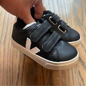 NWT Veja Kids Black Sneakers with Velcro Straps Size 7